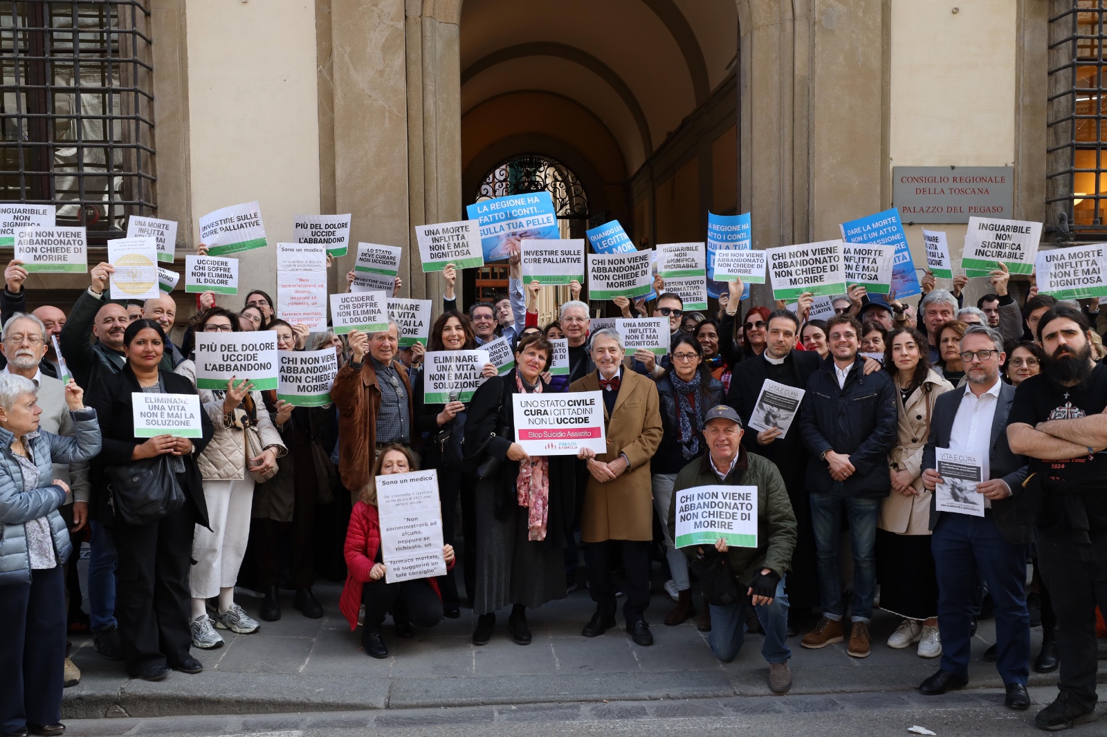 Fine Vita Toscana. Oggi il nostro No davanti alla sede del Consiglio Regionale a una legge assurda e incostituzionale 1